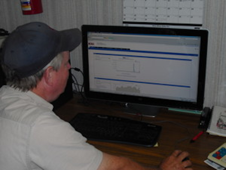 Ww 0801 Mueller Cimg0581 Utility Worker Looking At The Interface Of The Ami System On His Computer Screen Sm