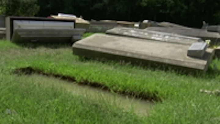 Content Dam Ww Online Articles 2016 08 Ww Newscast 20160822 Story5 Louisiana Floods Cemetary Graves Credit Associated Press 200x150