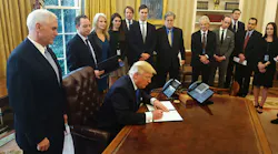 Content Dam Ww Online Articles 2017 02 Donald Trump Signs Orders To Green Light The Keystone Xl And Dakota Access Pipelines