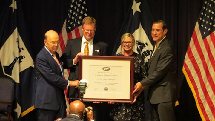 Content Dam Ww Online Articles 2017 05 Michael Jennifer Receiving E Award