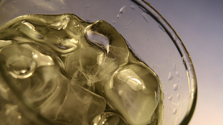 Content Dam Ww Online Articles 2017 08 15328 A Glass Of Cold Water With Ice Cubes Pv