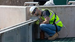 Wwi Wpl Hybrid Saf Installation Sherborne Worker Close Up 144 Lo Res Wwi Wpl Hybrid Saf Installation Sherborne Worker Close Up 144 Lo Res