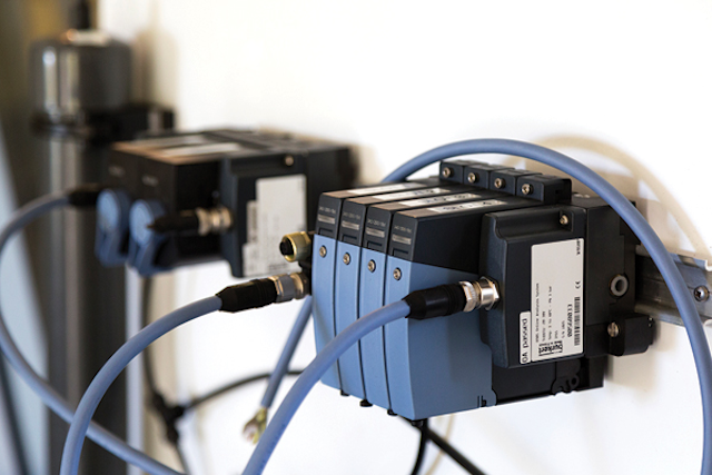 The HMI and system control unit provide process information, fieldbus connectivity and input/output modules.
