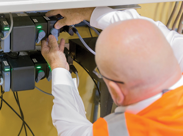 The sensor cubes can be removed and installed without interrupting the process.