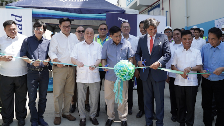 Joining Pangilinan (fifth from left) during the PWTP 2 inauguration were (from left) Laguna Lake Development Authority assistant general manager Generoso Dungo, Rep. Winston Castelo of Quezon City, Rep. Rufino Biazon of Muntinlupa, MMDA Deputy Chief of Staff Michael Salalima, Maynilad President and CEO Ramoncito S. Fernandez, MWSS administrator Reynaldo Velasco, MPIC President and Maynilad board director Jose Ma. K. Lim, DENR Undersecretary Jonas Leones (partly hidden), Spanish Ambassador to the Philippines Jorge Moragas Sánchez, National Security Council Deputy Director General Vicente M. Agdamag, Muntinlupa Mayor Jaime Fresnedi, and Rep. Bayani Fernando of Marikina City.