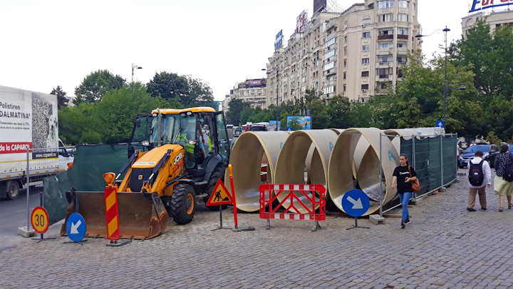 Limited space and accessibility at the construction site in Bucharest's city center.