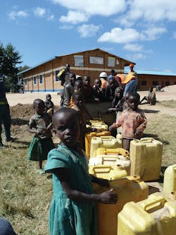Prior to the team’s arrival, residents of Mwendo had to walk 30 to 45 minutes carrying 20-liter jerry cans to access water. Prior to the team’s arrival, residents of Mwendo had to walk 30 to 45 minutes carrying 20-liter jerry cans to access water.