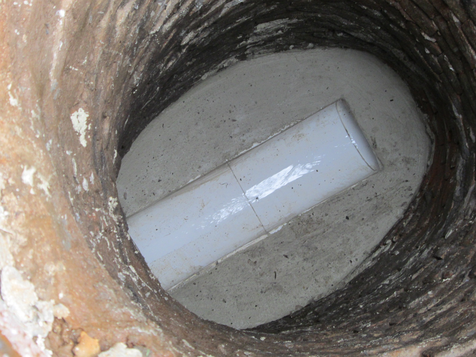 RELINER&circledR; engineers prepare a sketch of the manhole, showing modular components.