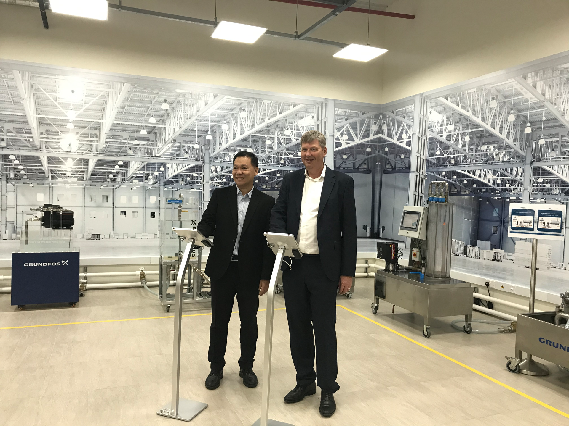 Kim Jensen, Group Senior Vice President & Regional Managing Director, Grundfos Asia Pacific Region, and Chee Meng Tan, Regional Product Portfolio Director and Regional Business Director, Water Utility, Asia Pacific, Grundfos, officially launch the Grundfos iSOLUTIONS lab.