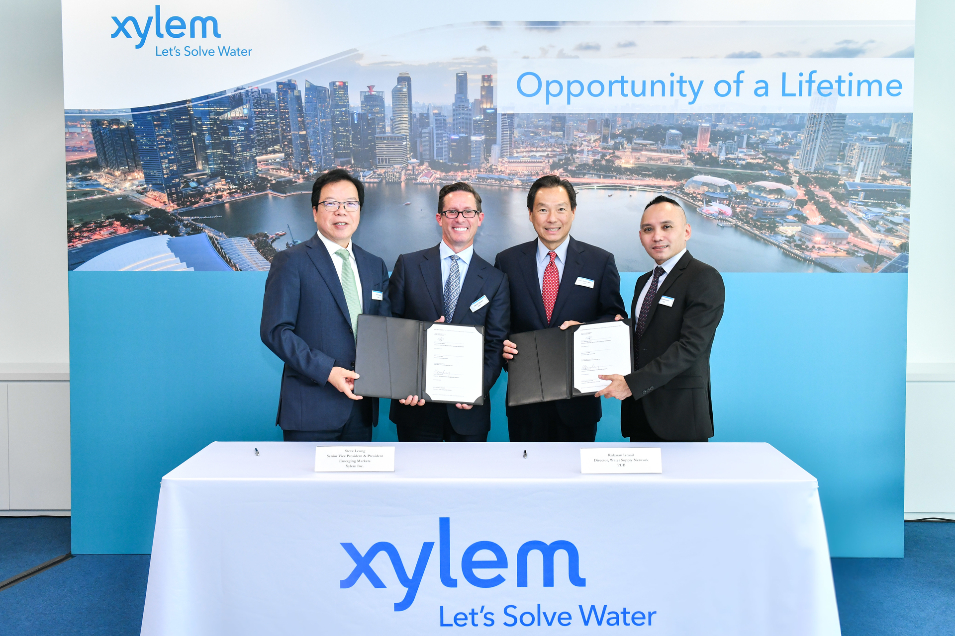 Xylem continues to work with PUB on the development and implementation of technologies in common areas of interest. (From left to right) Steven Leung, Senior Vice President and President, Emerging Markets, Xylem Inc; Patrick Decker, President and CEO, Xylem Inc; Peter Ng Joo Hee, Chief Executive, PUB; Ridzuan Ismail, Director, Water Supply Network, PUB.