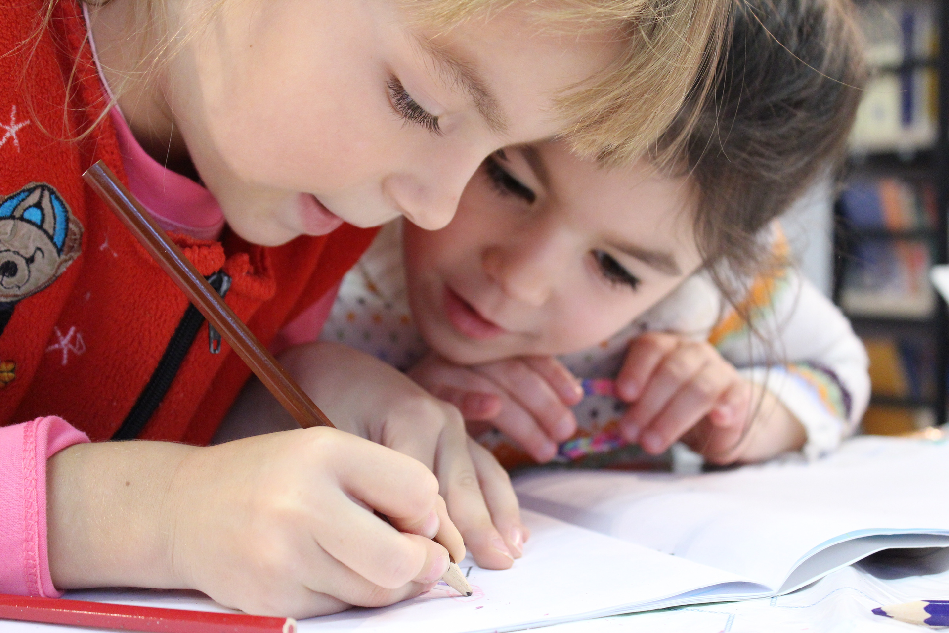 Girls On Desk Looking At Notebook 159823 5e31d0de9c38e