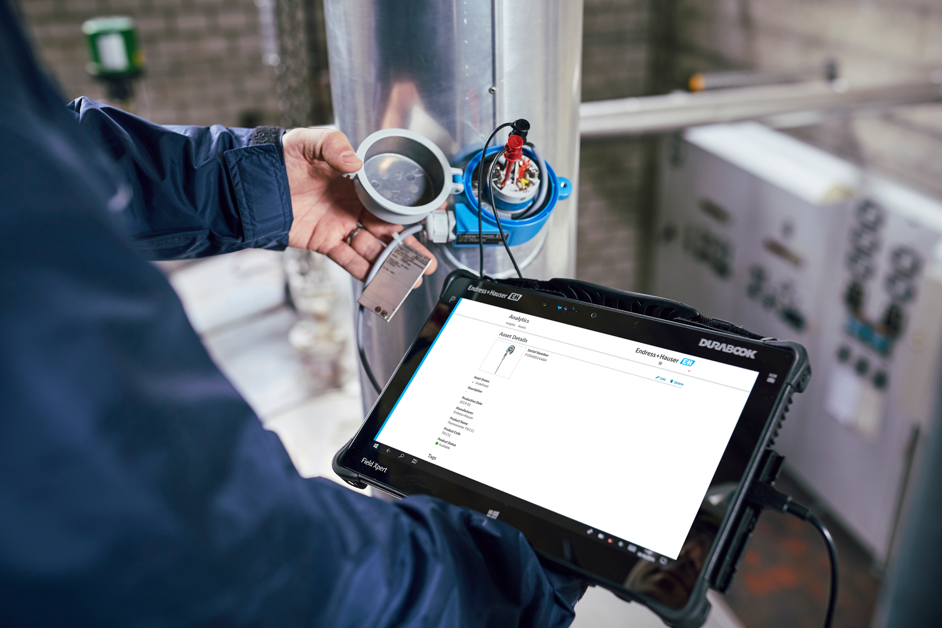 Always at hand: the Endress+Hauser Field Xpert brings advanced tablet technology to the production floor. With Netilion Library, the relevant instrument documentation is always available.
