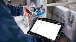 Always at hand: the Endress+Hauser Field Xpert brings advanced tablet technology to the production floor. With Netilion Library, the relevant instrument documentation is always available.