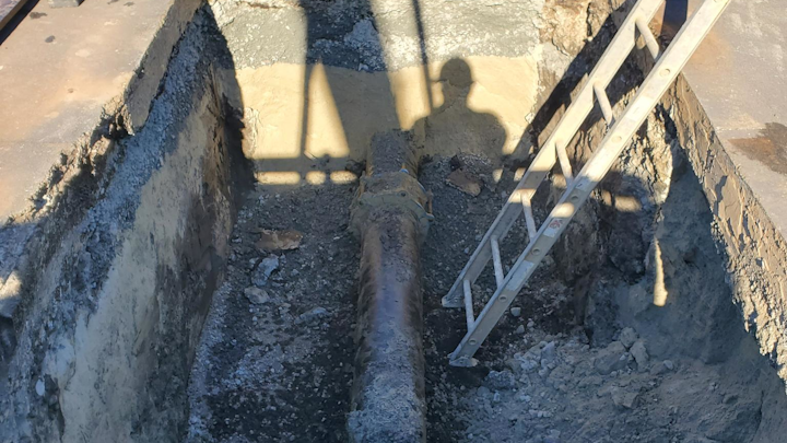 Santa Clara’s old piping required that an end cap be installed to allow water service to continue while the perpendicular pipe was replaced.