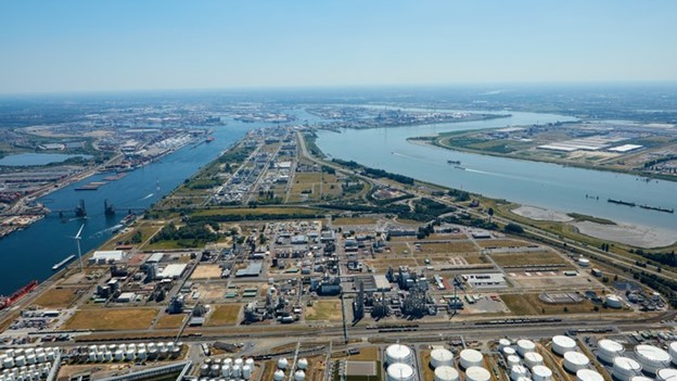 The new water plant will convert water from the Channel Dock B1, left in the aerial view above the Lillo Bridge, into process water for chemical companies Evonik (in the foreground) and Covestro (in the background).