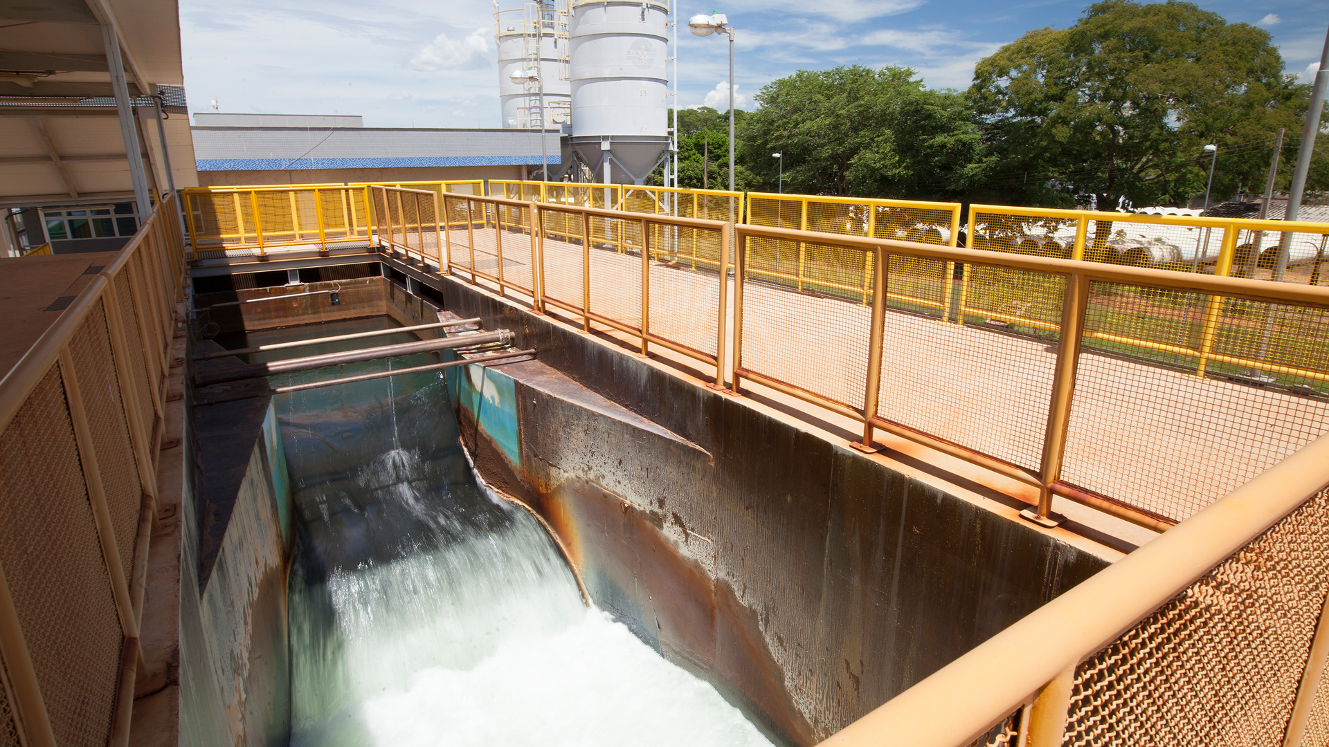 Saneago water company adopts ABB technology to improve energy efficiency and reliability.