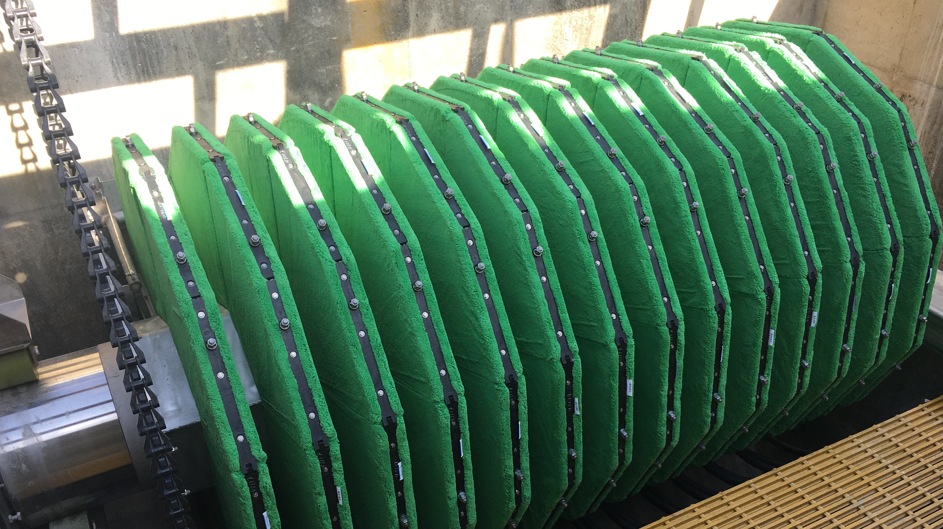 The AquaStorm filter features a disk configuration and an outside-in flow path, which allows for three zones of solids removal.