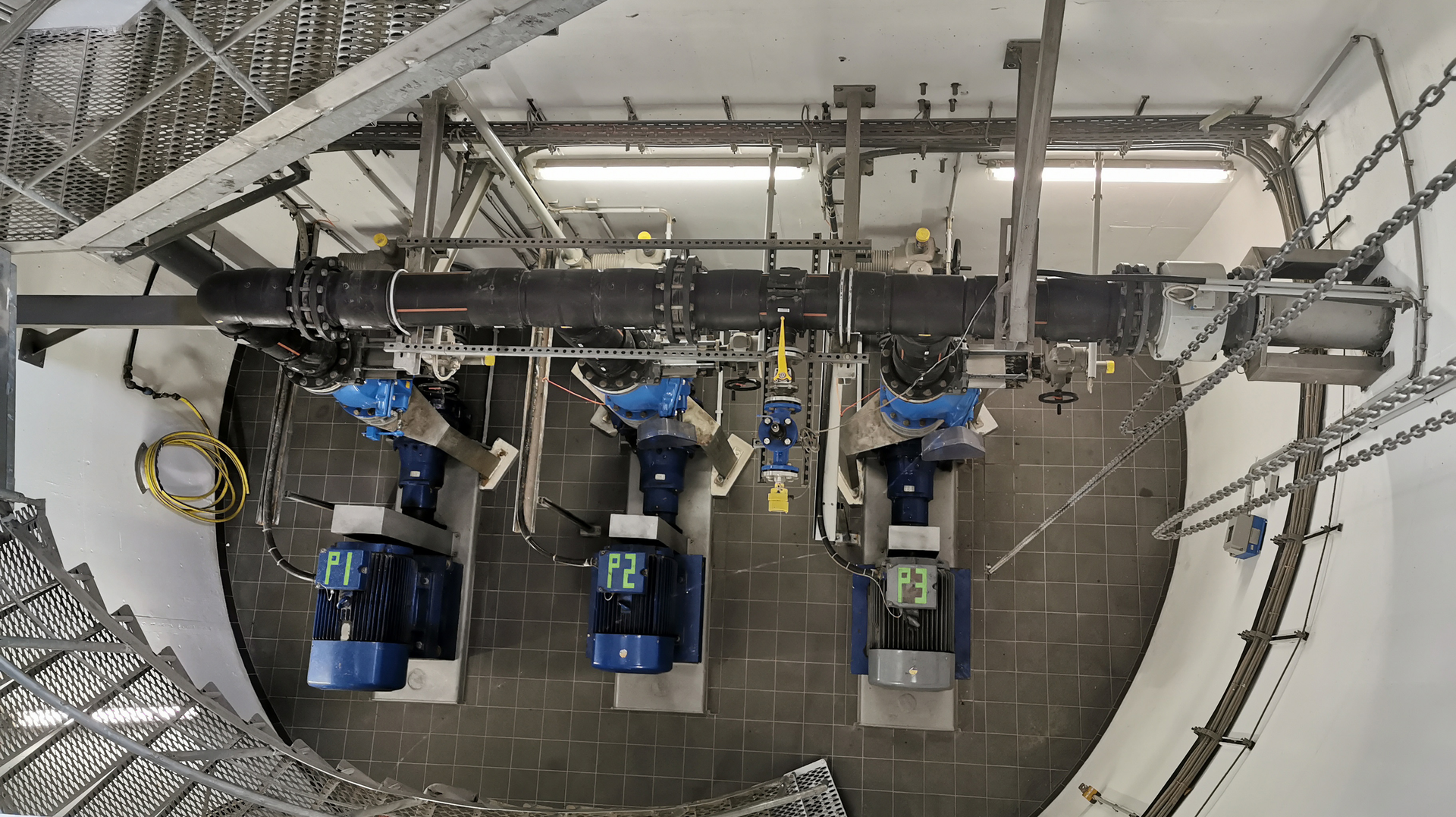 Sewage pumps fitted with variable speed drives can monitor for a reduction in flow rate, which can indicate that the pump is becoming clogged and start an automatic cleaning sequence of reverse operation and/or a higher speed.