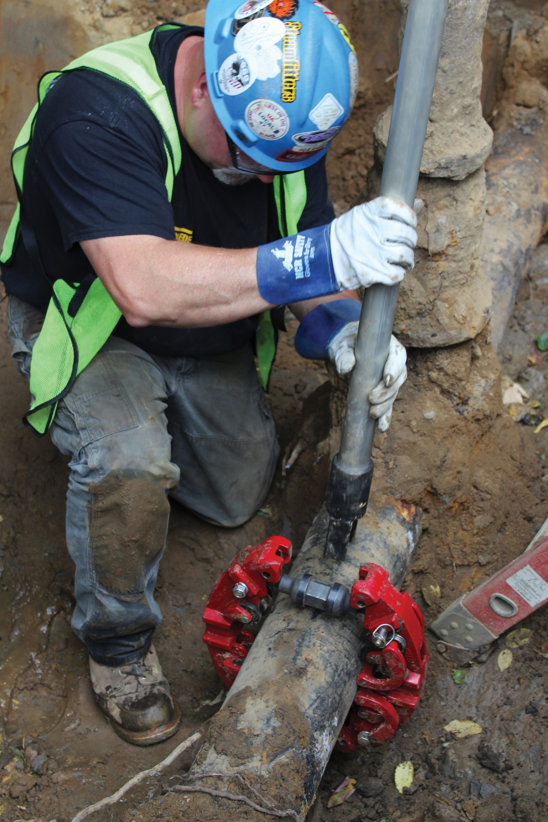 Rotary Pipe Cutters cut pipe fast, with minimal digging.