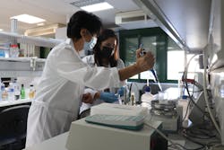 The researchers Soledad Rubio (left) and Ana Ballesteros, two of the authors of the research, carry out an experiment in the laboratory. The researchers Soledad Rubio (left) and Ana Ballesteros, two of the authors of the research, carry out an experiment in the laboratory.