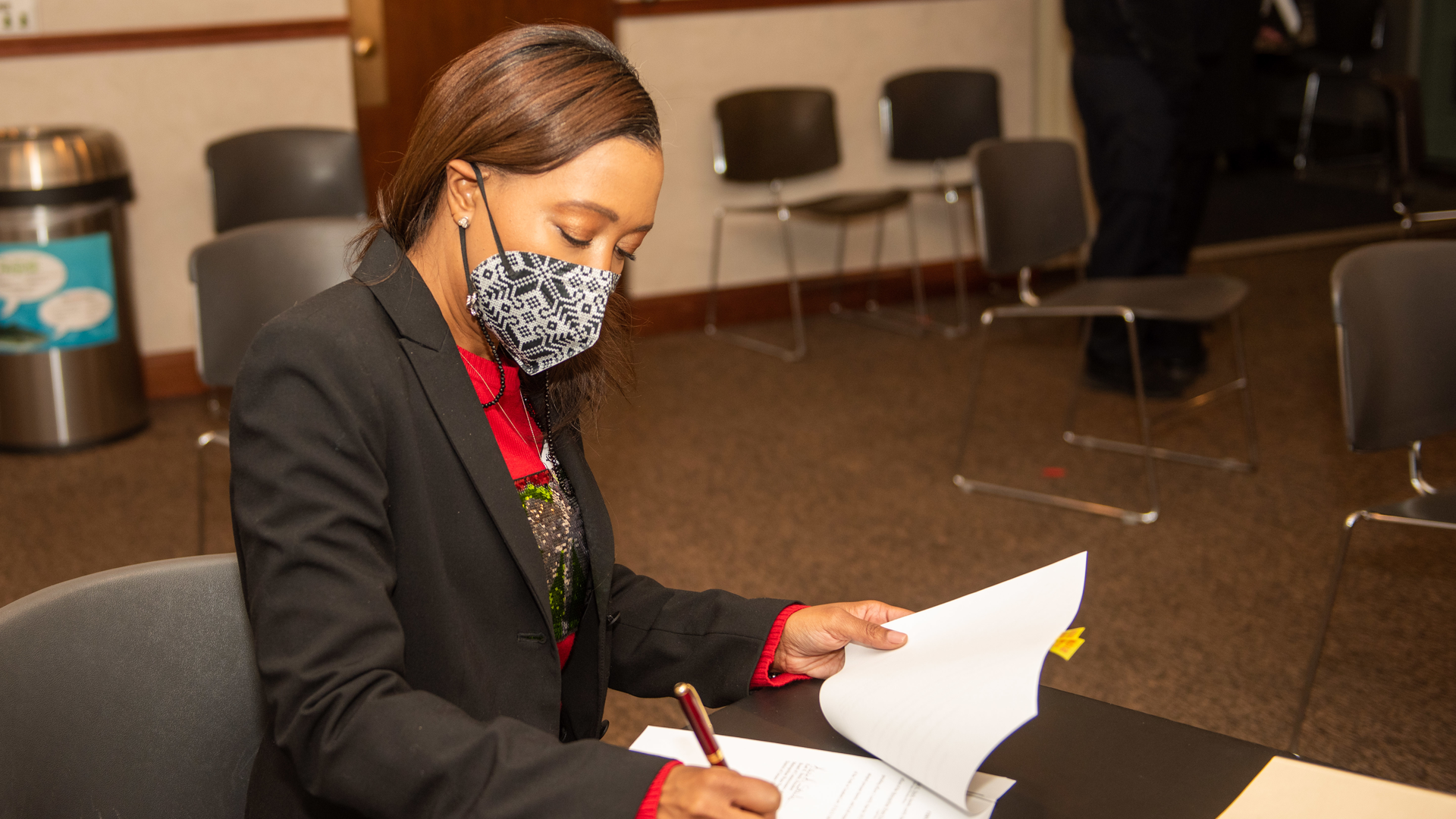 MWRD President Kari K. Steele formally approves the MWRD&rsquo;s 2022 budget by signing the adopting ordinances for the levy of taxes that will provide revenue for the MWRD.