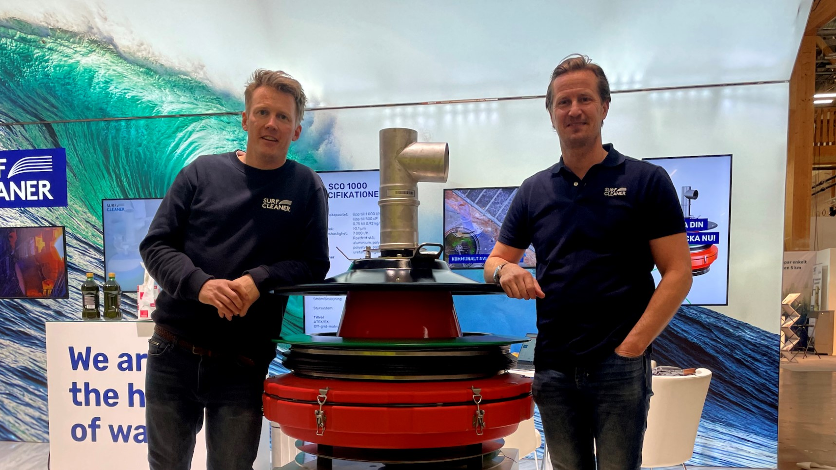 SurfCleaner VP of sales Johan Jubner (left) and VP of international sales Stefan Wall Qvist (right) with the SCW 6000 at VA-mässan.