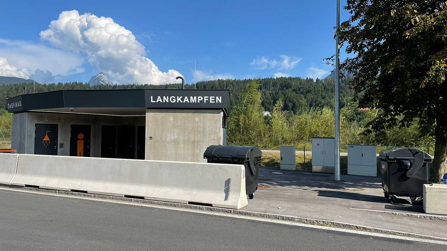 ASFiNAG operates 87 fully-equipped service areas across Austria&rsquo;s motorway network, offering fuel, food, toilets, and washrooms, along with a further 55 rest areas equipped with showers and toilets.