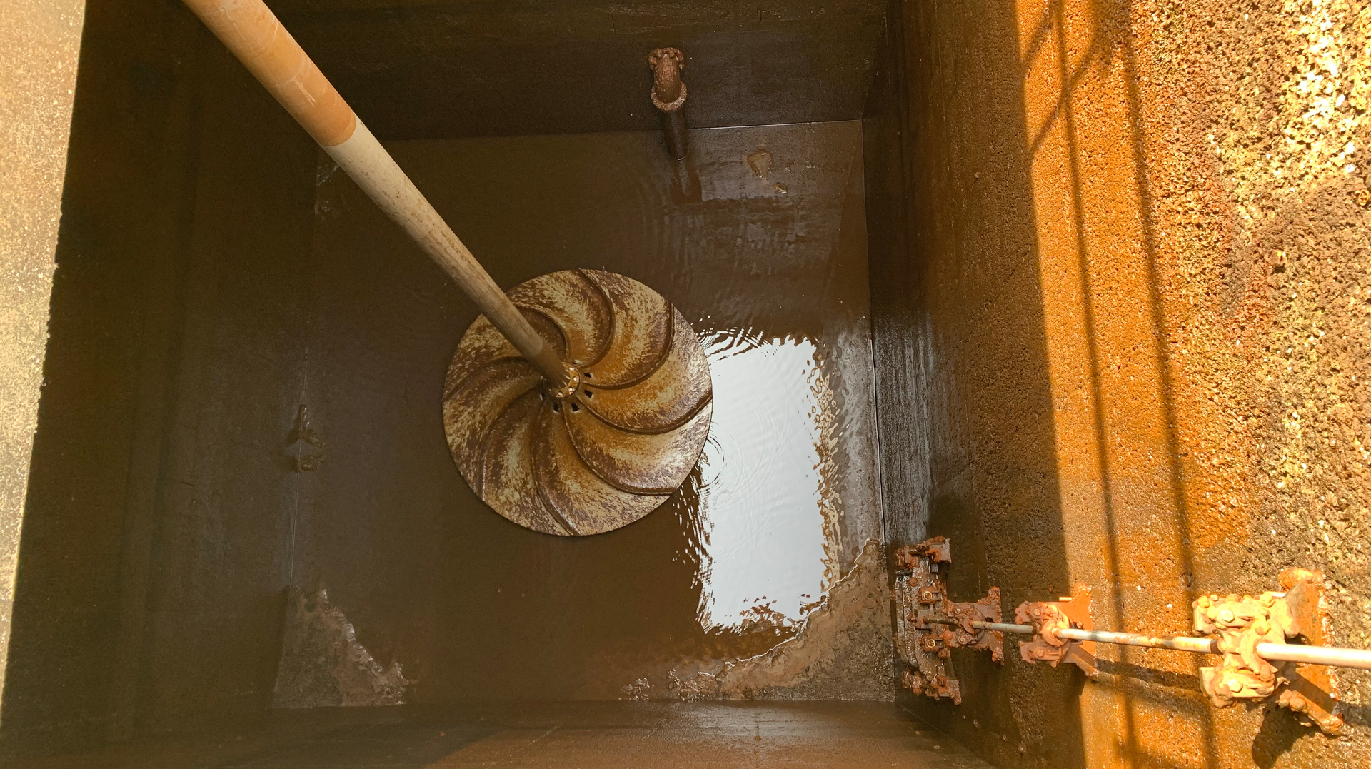 Almost no settling or build-up in the flocculation basins was found after the first year of operation of the flocculator.