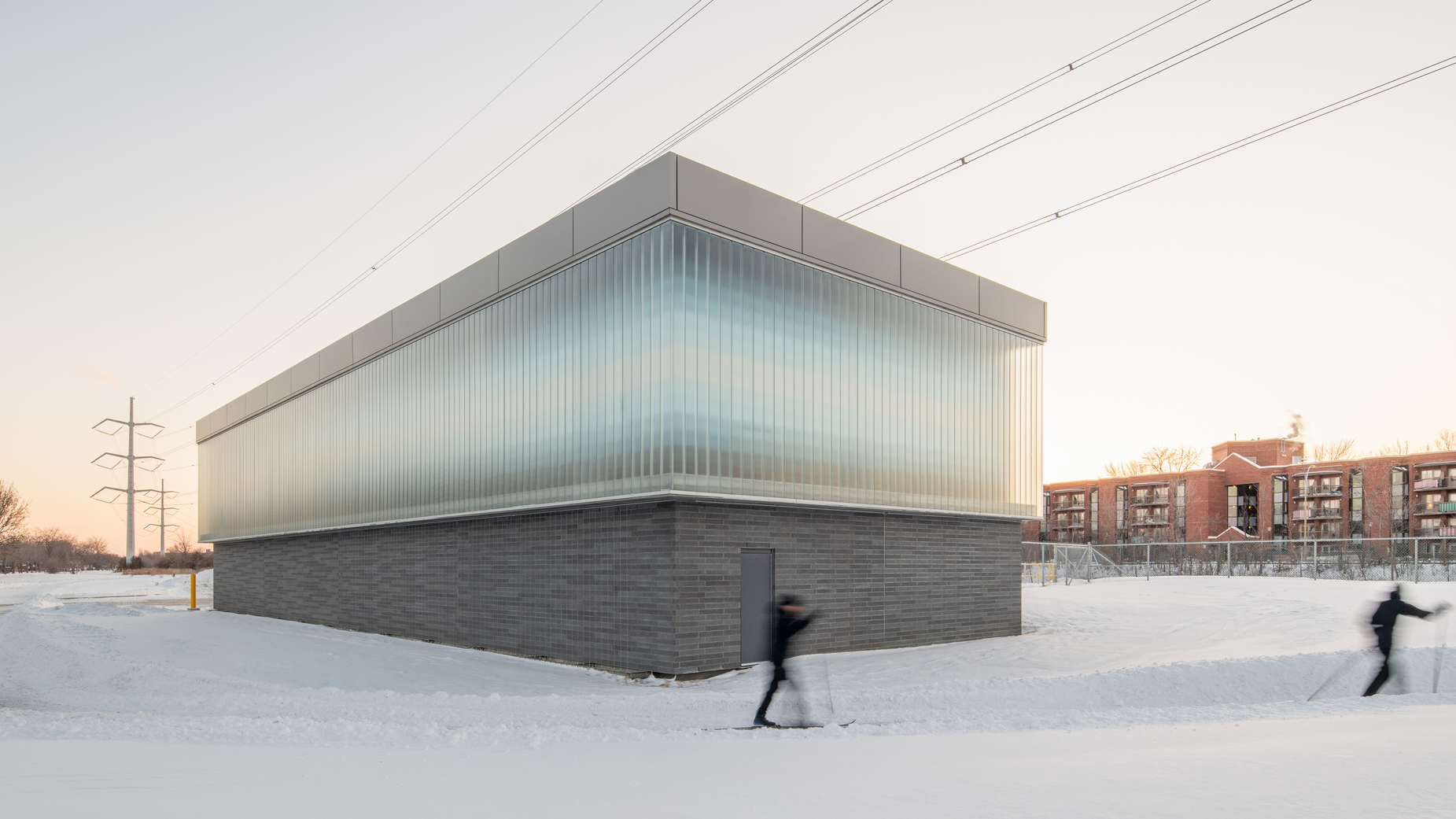 The light-diffusing texture of Bendheim Rough Cast 504 channel glass softens the colors of the inner shell and helps the building harmonize with its setting in a public park.