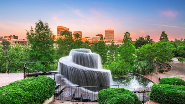 Columbia, South Carolina, USA downtown skyline and park at dusk