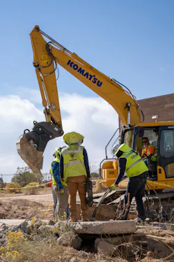 A Corbins and RMCI ground crew coordinate directly with their equipment operator (Photo credit: Nox Group). A Corbins and RMCI ground crew coordinate directly with their equipment operator (Photo credit: Nox Group).